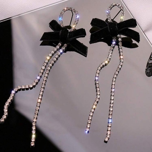 🎀🖤 Rhinestone Earrings 🖤🎀 - Picture 2 of 5